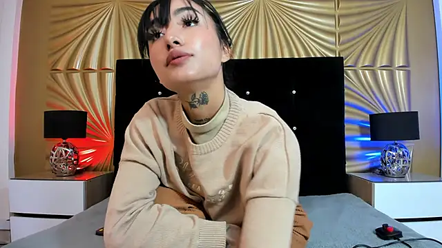 Snapshot of emmily_keller19 chatting on February 8, 1:33 pm emmily keller19 online show from February 8, 1:33 pm