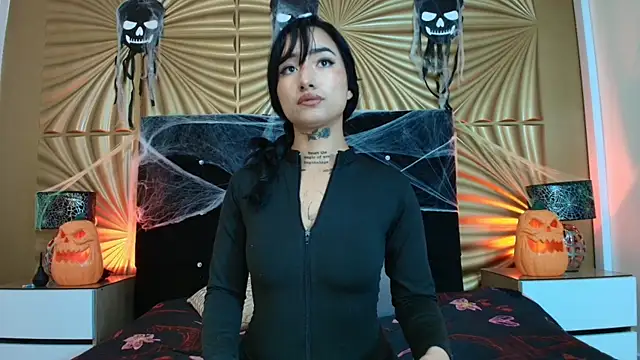 Snapshot of emmily_keller19 chatting on October 17, 1:35 pm emmily keller19 online show from October 17, 1:35 pm