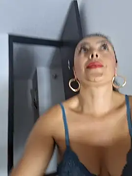 lauramcdowell1 online show from December 4, 12:30 am