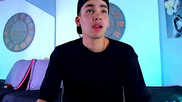 Snapshot of Mike_0233_ chatting on December 14, 3:51 am Mike 0233 online show from December 14, 3:51 am