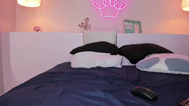 violeth hill online show from February 7, 7:07 am