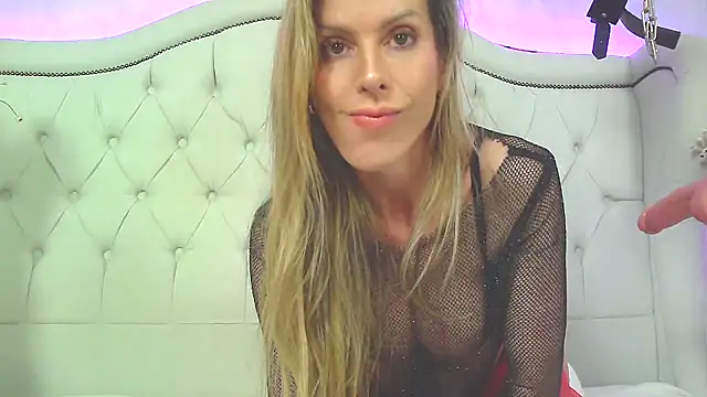 carolinesampaio online show from November 9, 1:15 am