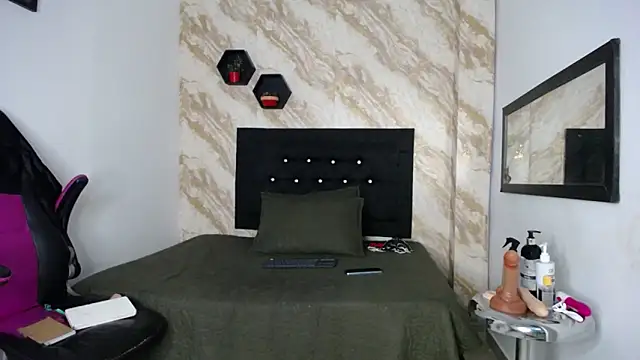 Snapshot of issa__love chatting on June 5, 12:44 pm issa love online show from June 5, 12:44 pm