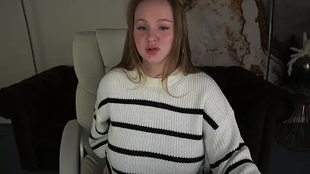 LylaYeess online show from December 11, 7:25 pm