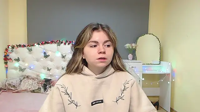 Snapshot of TinaRedly chatting on February 18, 8:38 pm TinaRedly online show from February 18, 8:38 pm