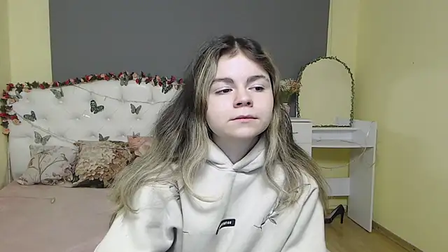 Snapshot of TinaRedly chatting on February 25, 6:45 am TinaRedly online show from February 25, 6:45 am