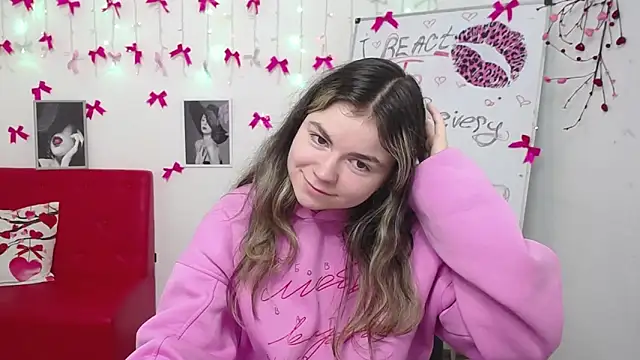 Snapshot of TinaRedly chatting on March 5, 11:28 am TinaRedly online show from March 5, 11:28 am