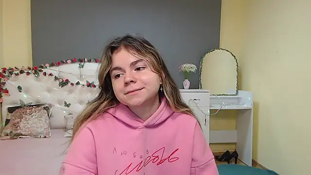 Snapshot of TinaRedly chatting on March 24, 8:41 am TinaRedly online show from March 24, 8:41 am