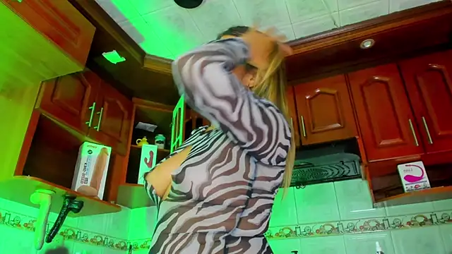 LaureenHills online show from December 28, 3:37 am