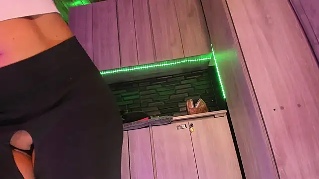 LaureenHills online show from March 24, 2:38 am