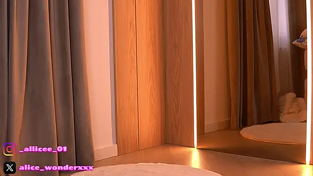Snapshot of VanessaSimon chatting on March 29, 6:13 am VanessaSimon online show from March 29, 6:13 am