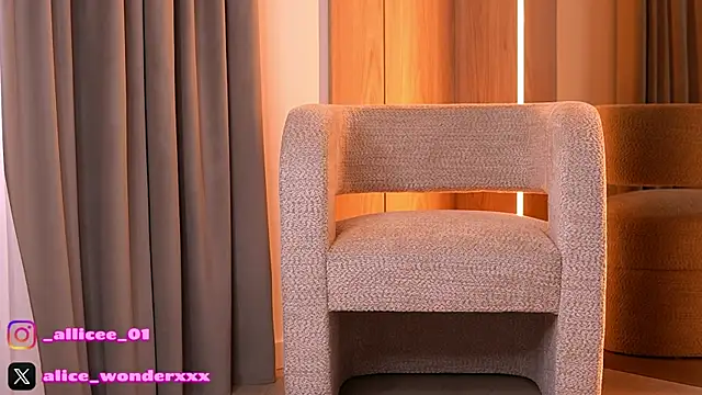 Snapshot of VanessaSimon chatting on April 1, 6:14 am VanessaSimon online show from April 1, 6:14 am