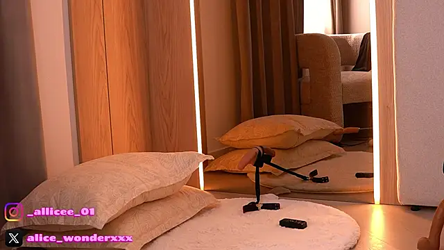 Snapshot of VanessaSimon chatting on April 11, 7:45 am VanessaSimon online show from April 11, 7:45 am