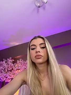 Snapshot of HaileyMadow chatting on April 20, 6:16 am HaileyMadow online show from April 20, 6:16 am