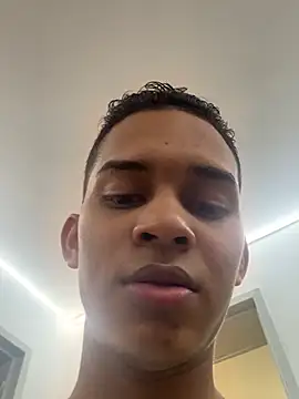 Snapshot of dilan_alfonzo chatting on February 14, 1:24 am dilan alfonzo online show from February 14, 1:24 am