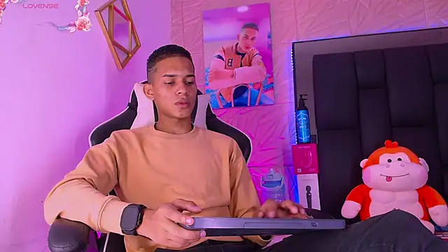 Snapshot of dilan_alfonzo chatting on February 23, 7:22 pm dilan alfonzo online show from February 23, 7:22 pm