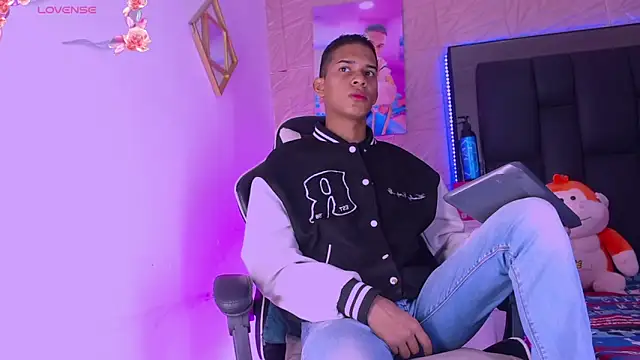 Snapshot of dilan_alfonzo chatting on March 3, 3:23 am dilan alfonzo online show from March 3, 3:23 am