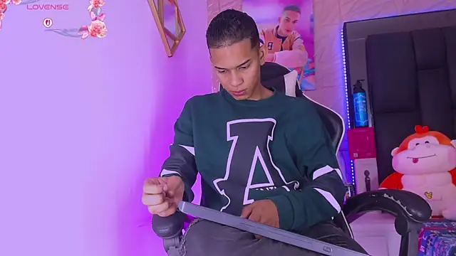 Snapshot of dilan_alfonzo chatting on March 12, 4:29 am dilan alfonzo online show from March 12, 4:29 am