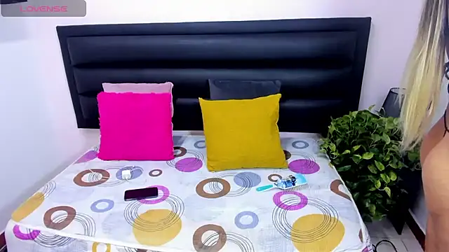 Snapshot of blonde_girl01 chatting on March 7, 10:54 pm blonde girl01 online show from March 7, 10:54 pm