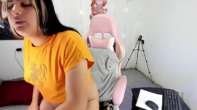 Snapshot of blonde_girl01 chatting on December 15, 4:33 pm blonde girl01 online show from December 15, 4:33 pm