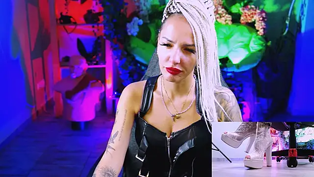 Snapshot of MonicaMaxwel chatting on September 22, 11:01 am MonicaMaxwel online show from September 22, 11:01 am