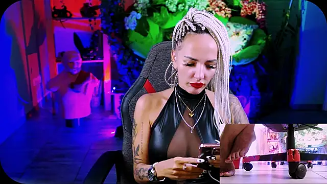 Snapshot of MonicaMaxwel chatting on September 27, 11:15 am MonicaMaxwel online show from September 27, 11:15 am