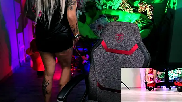 Snapshot of MonicaMaxwel chatting on October 18, 11:00 am MonicaMaxwel online show from October 18, 11:00 am