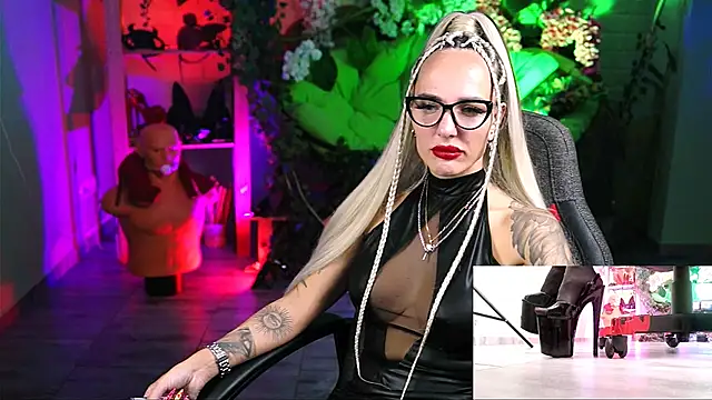 Snapshot of MonicaMaxwel chatting on October 21, 11:22 am MonicaMaxwel online show from October 21, 11:22 am