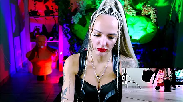 Snapshot of MonicaMaxwel chatting on October 27, 11:14 am MonicaMaxwel online show from October 27, 11:14 am