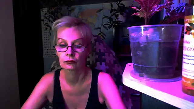 Snapshot of HelgaHimmell chatting on April 10, 9:52 pm HelgaHimmell online show from April 10, 9:52 pm