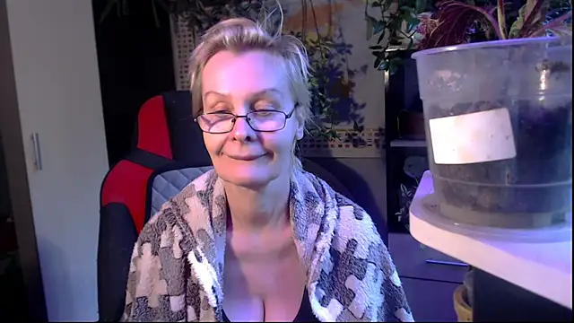Snapshot of HelgaHimmell chatting on May 19, 4:41 am HelgaHimmell online show from May 19, 4:41 am
