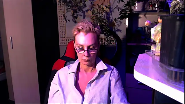 Snapshot of HelgaHimmell chatting on June 11, 9:24 pm HelgaHimmell online show from June 11, 9:24 pm