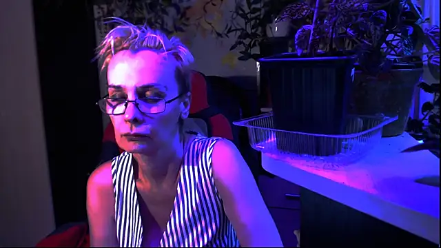 Snapshot of HelgaHimmell chatting on July 18, 5:39 pm HelgaHimmell online show from July 18, 5:39 pm