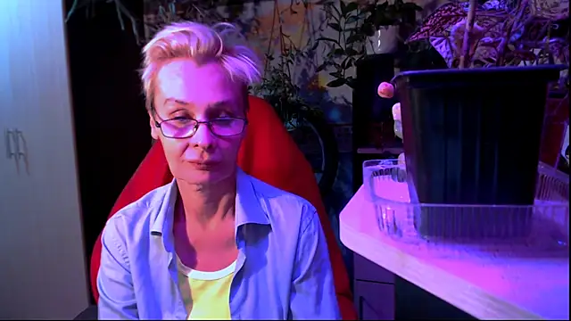 Snapshot of HelgaHimmell chatting on July 21, 7:49 pm HelgaHimmell online show from July 21, 7:49 pm