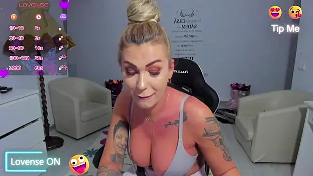 GlossyDiamondX online show from April 1, 2:56 am