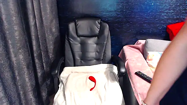 LadyAverrySquirt11 online show from January 17, 8:24 am