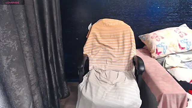 Snapshot of LadyAverrySquirt11 chatting on October 31, 6:03 am LadyAverrySquirt11 online show from October 31, 6:03 am