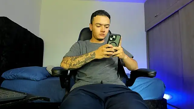 Snapshot of male_pussy chatting on September 26, 5:17 pm male pussy online show from September 26, 5:17 pm