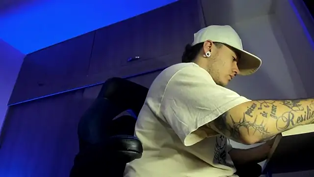 Snapshot of male_pussy chatting on November 3, 1:51 am male pussy online show from November 3, 1:51 am