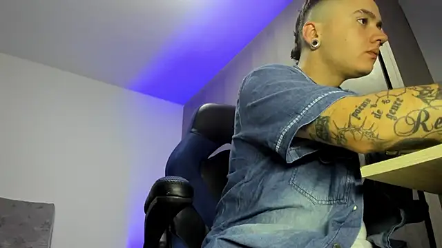 Snapshot of male_pussy chatting on November 7, 4:23 am male pussy online show from November 7, 4:23 am