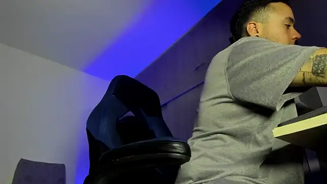 Snapshot of male_pussy chatting on November 25, 4:01 am male pussy online show from November 25, 4:01 am