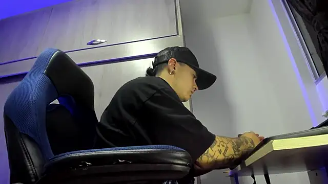 Snapshot of male_pussy chatting on December 18, 3:12 am male pussy online show from December 18, 3:12 am