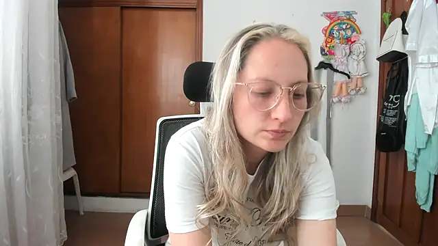 Adele johnsonn1 online show from November 6, 3:46 pm