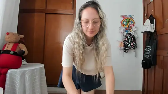 Snapshot of Adele_johnsonn1 chatting on March 27, 4:18 pm Adele johnsonn1 online show from March 27, 4:18 pm