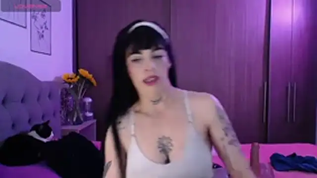 Snapshot of violett_honney chatting on February 15, 9:00 pm violett honney online show from February 15, 9:00 pm