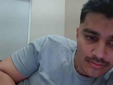 Snapshot of robintoit chatting on April 14, 2:28 am robintoit online show from April 14, 2:28 am