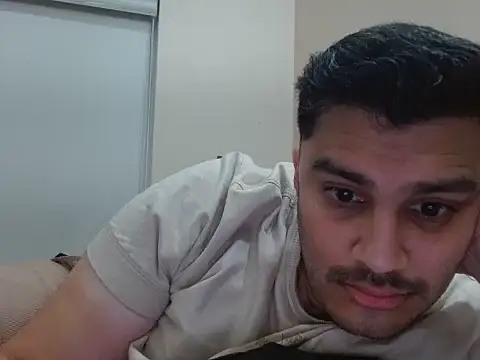 Snapshot of robintoit chatting on April 17, 1:19 am robintoit online show from April 17, 1:19 am