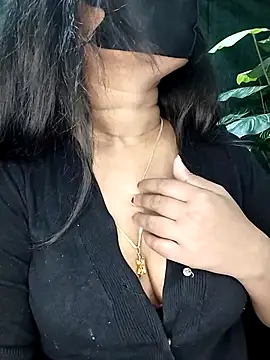 Snapshot of Idhika_Paul chatting on November 25, 12:10 am Idhika Paul online show from November 25, 12:10 am