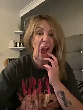 blondebitch2 online show from January 7, 3:33 pm