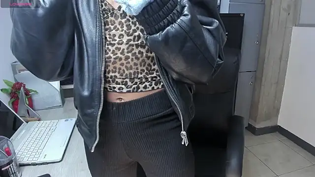 Snapshot of xenia_golden chatting on September 29, 12:54 pm xenia golden online show from September 29, 12:54 pm